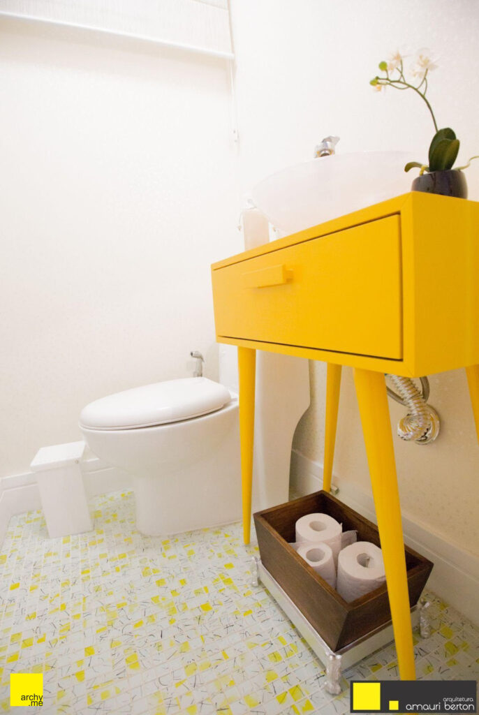 Banheiro com armário amarelo.